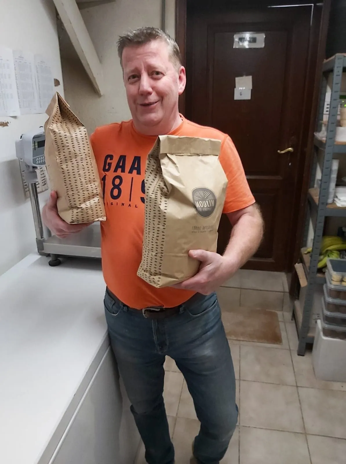Alain avec un sac de farine