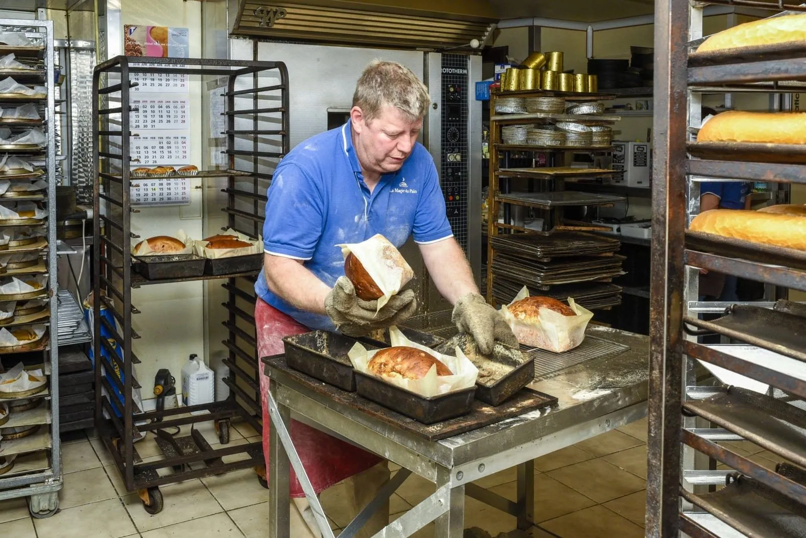 Alain façonne la pâte dans l’atelier