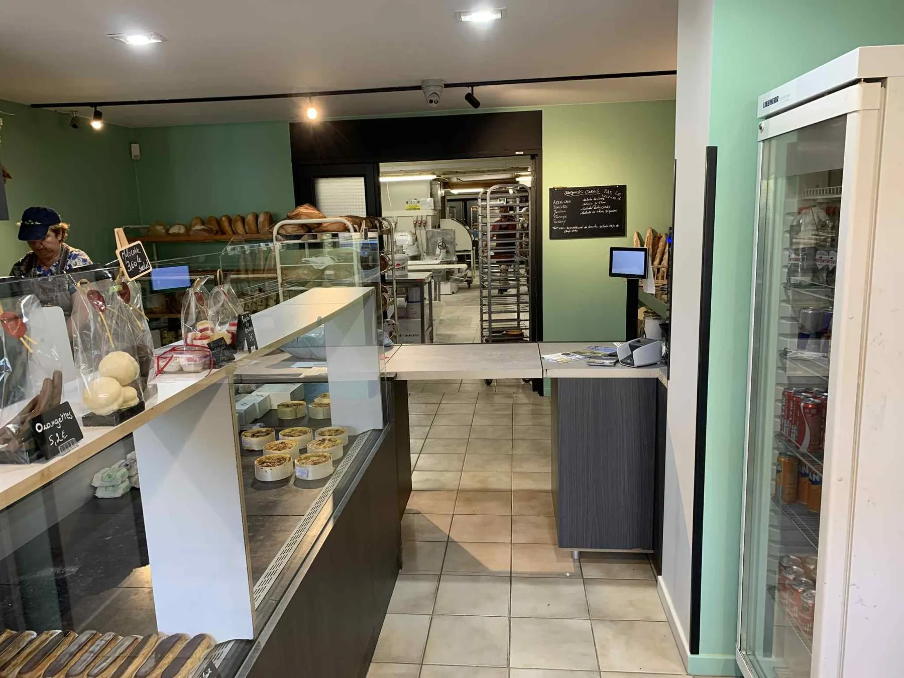De vernieuwde winkel in Roux-Miroir, open naar het atelier