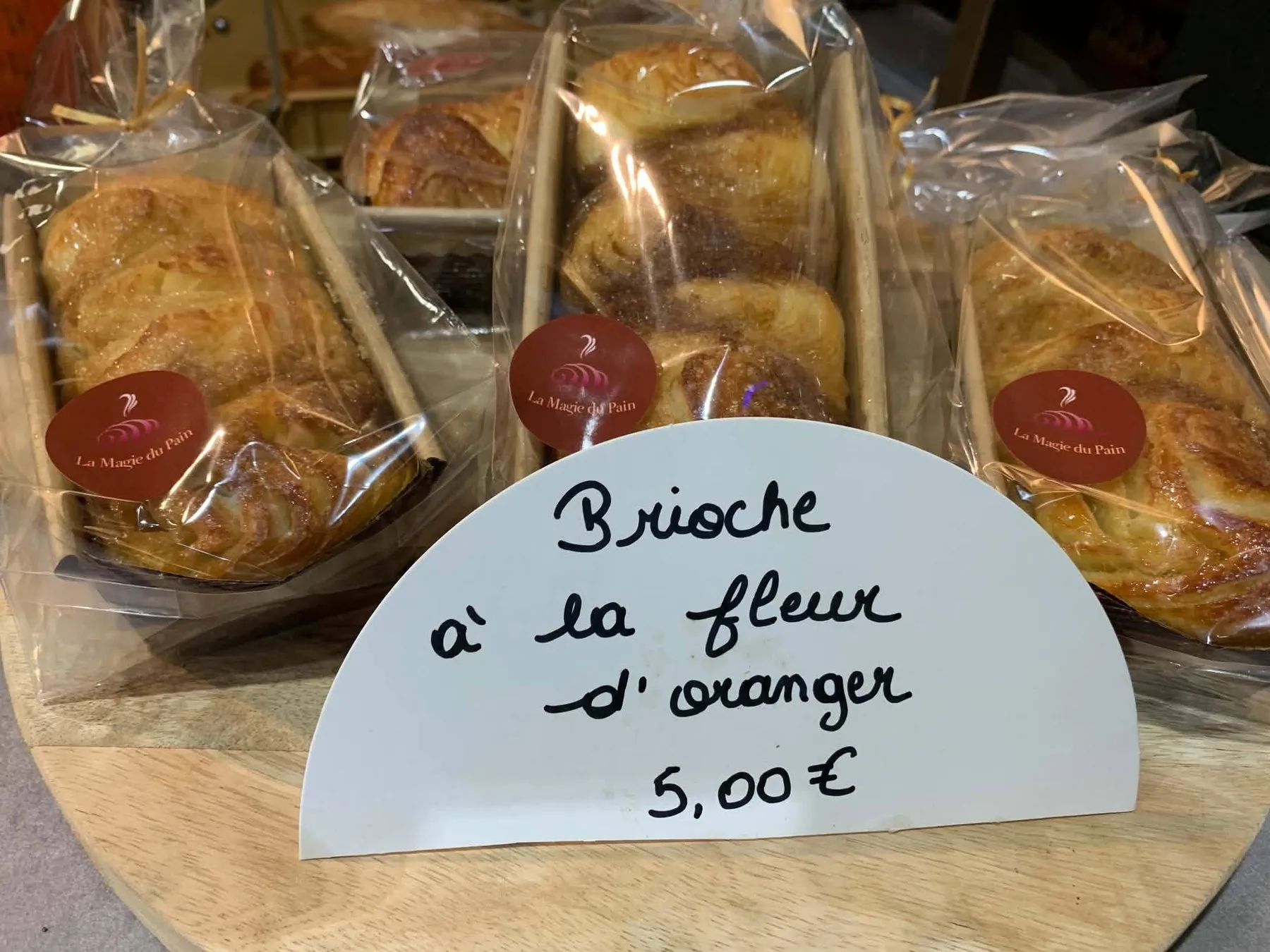 Verpakte brioches met oranjebloesem