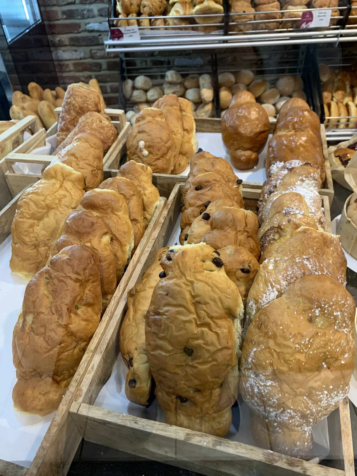 Goudbruin rozijnenbrood op een rooster