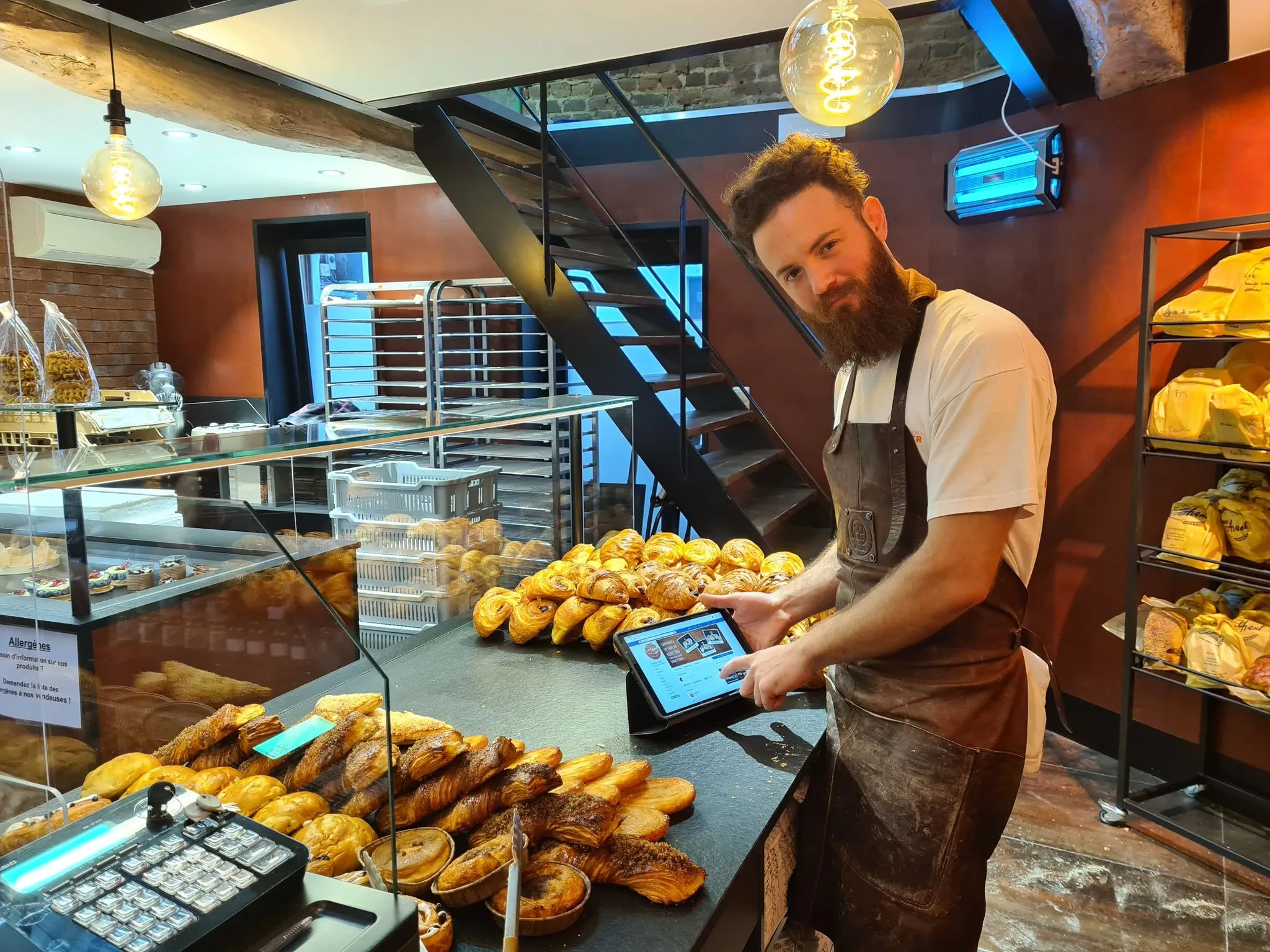 Diego derrière le comptoir de sa boulangerie Comme Avant