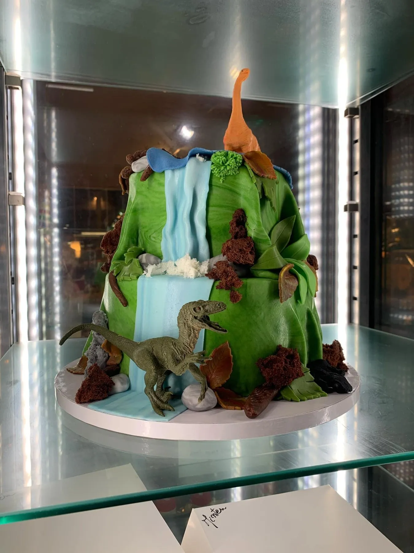 Vulkaantaart met dinosaurussen
