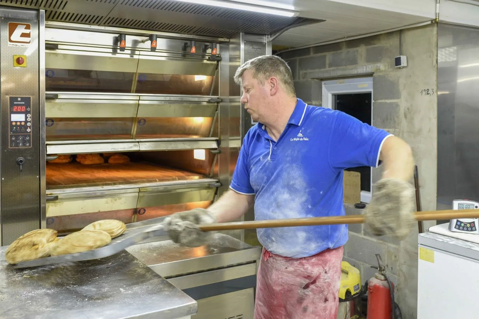 Broden worden in de oven geschoven