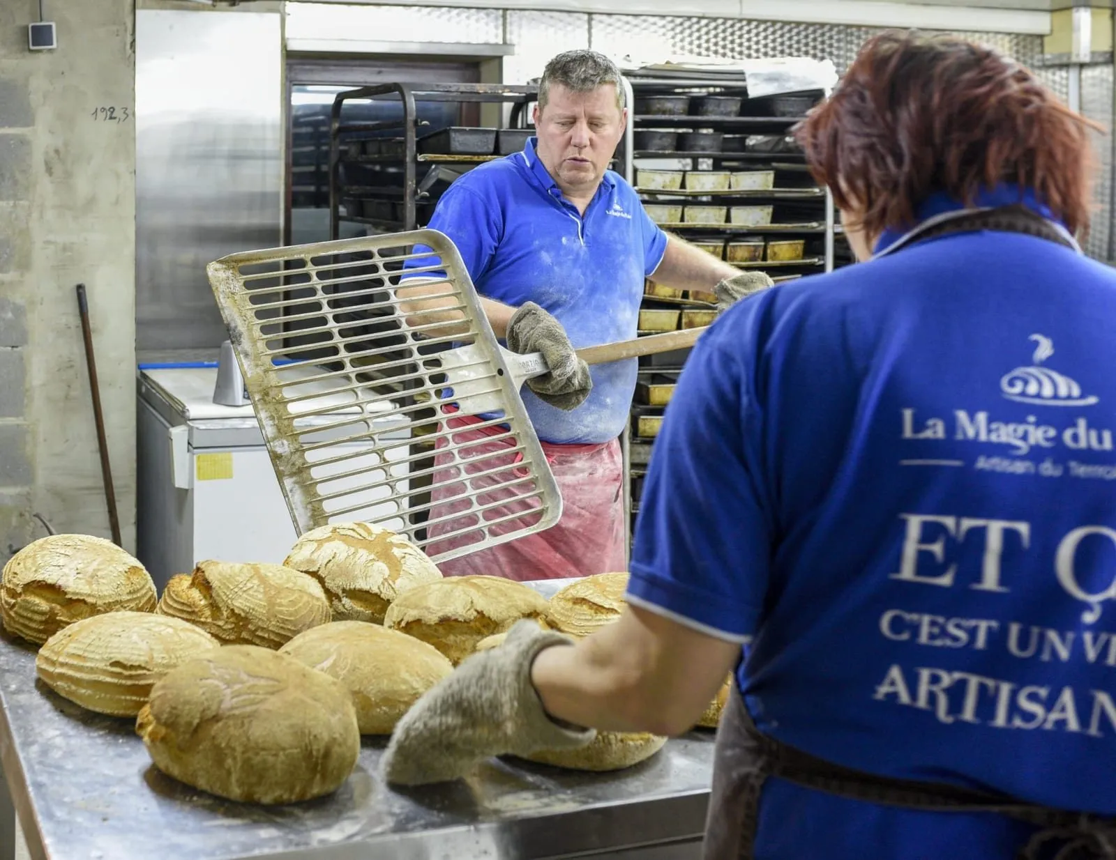 Alain haalt met het team de broden uit de oven