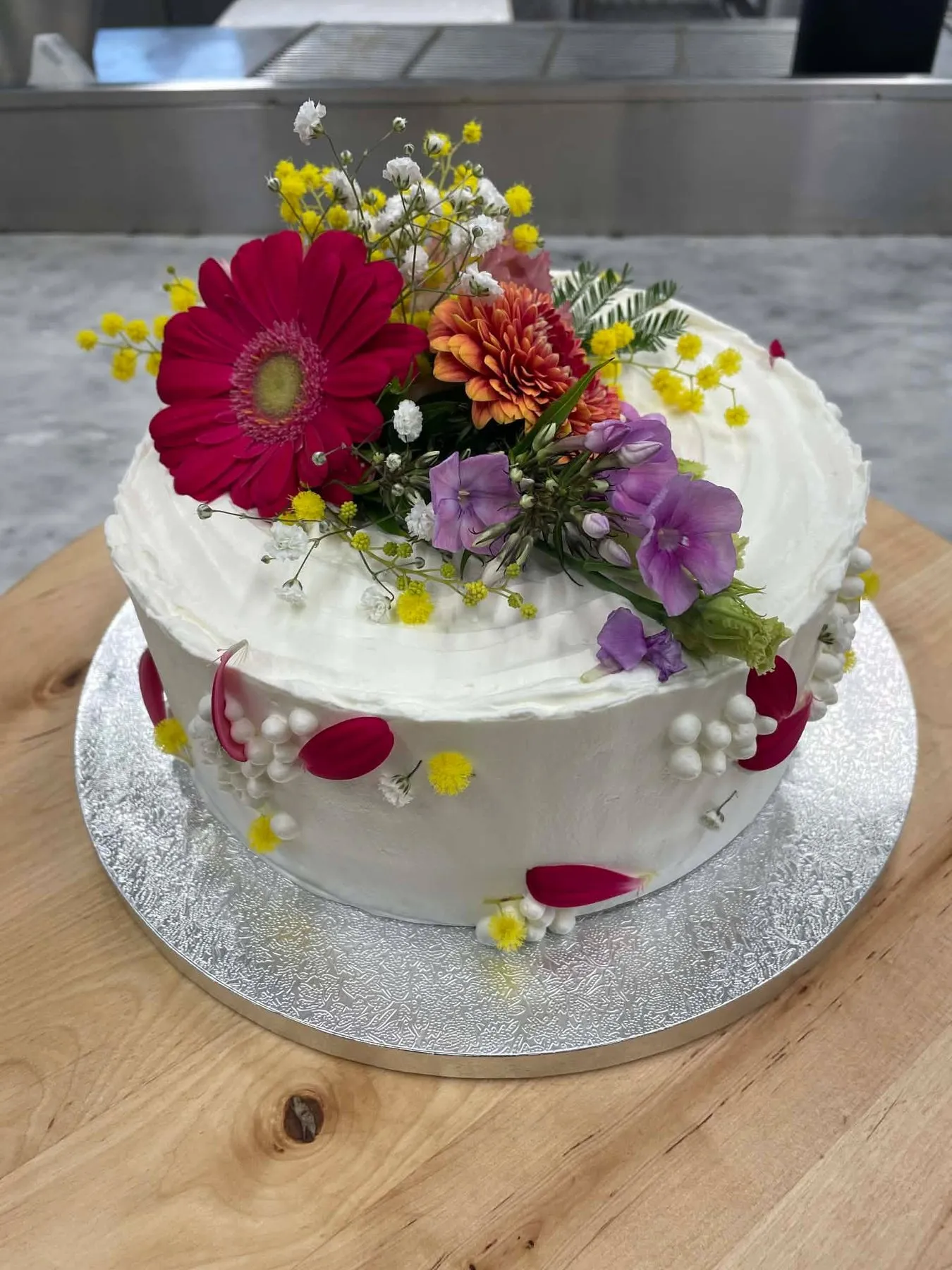 Taart versierd met verse bloemen