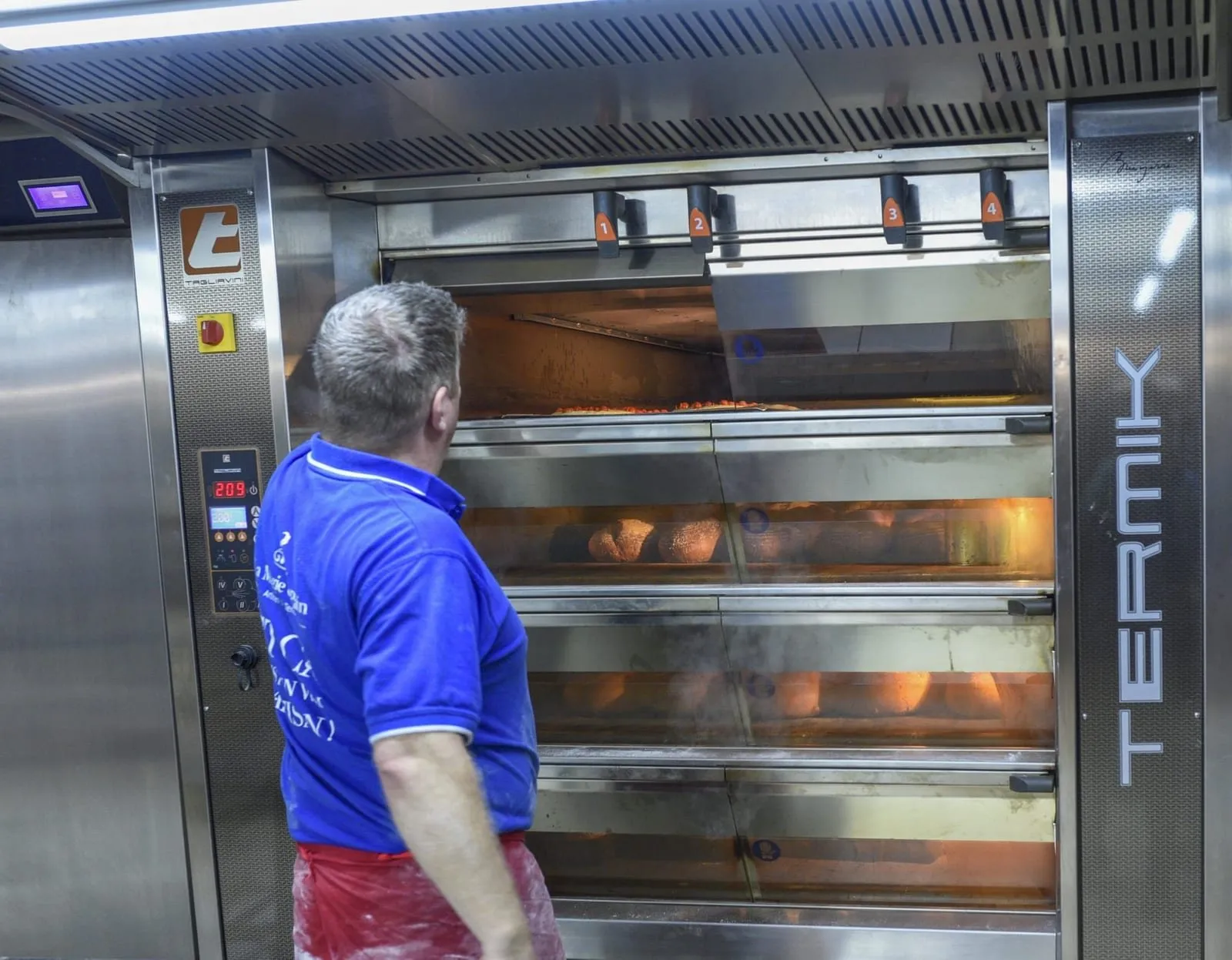 Goudbruine broden in de steenoven