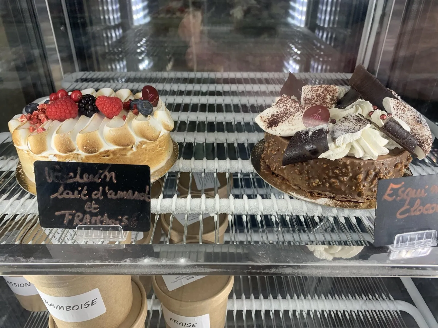 Gâteaux glacés en vitrine
