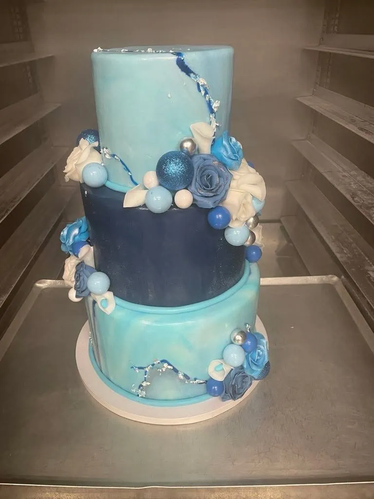 Bruidstaart met verdiepingen in blauw en wit