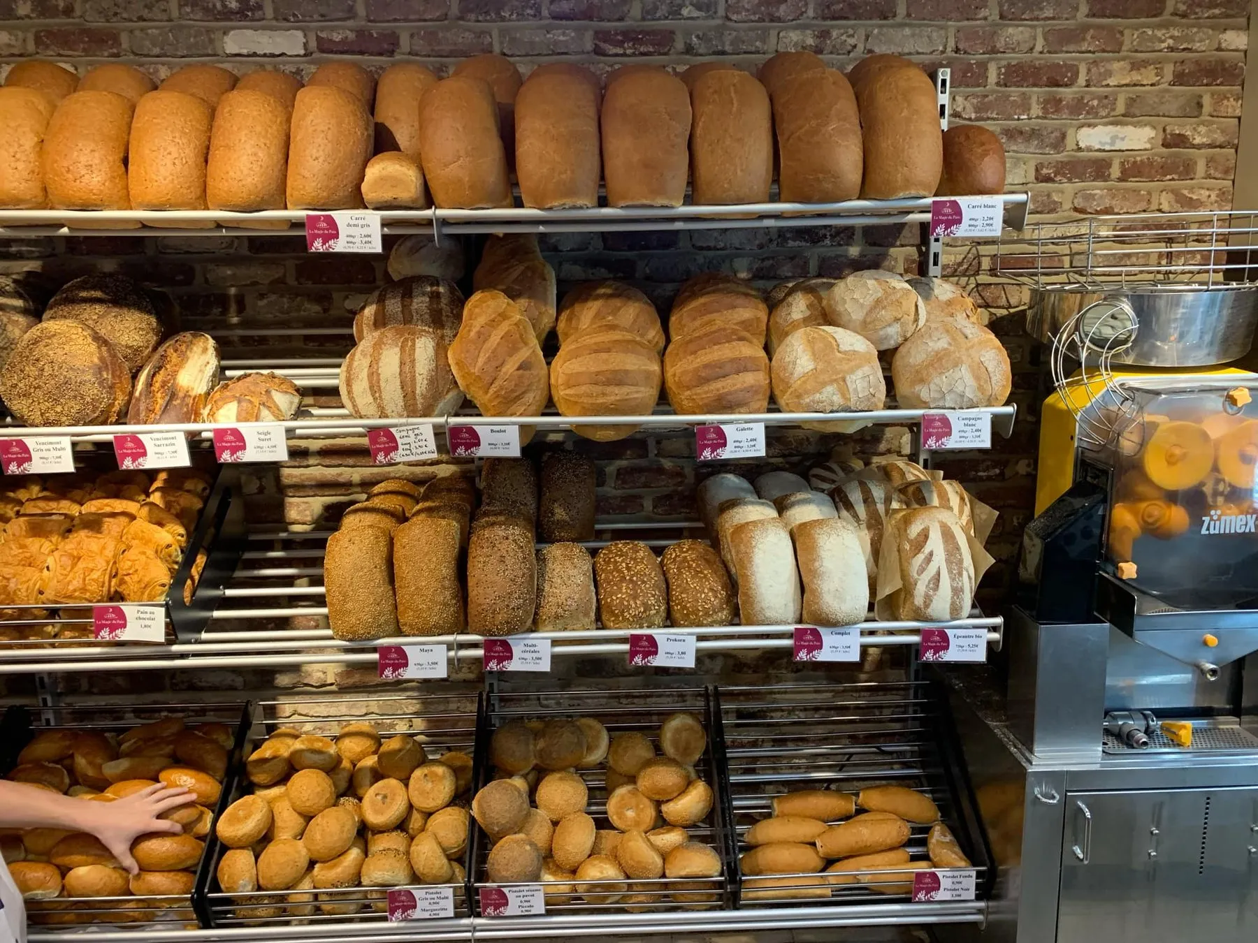 De broodwand in de winkel