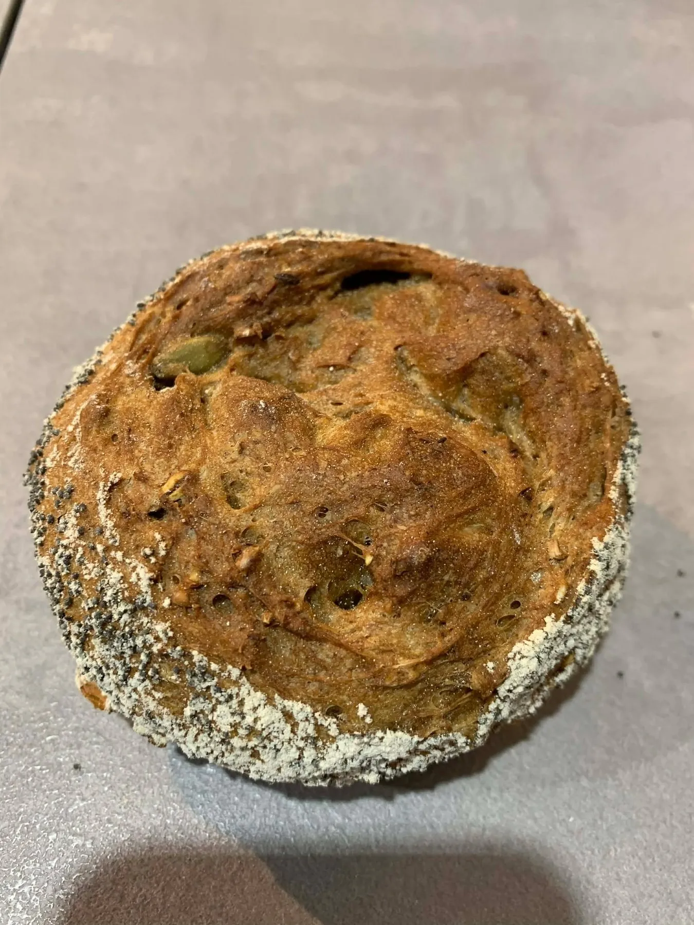Rond brood met zaden en goudbruine korst