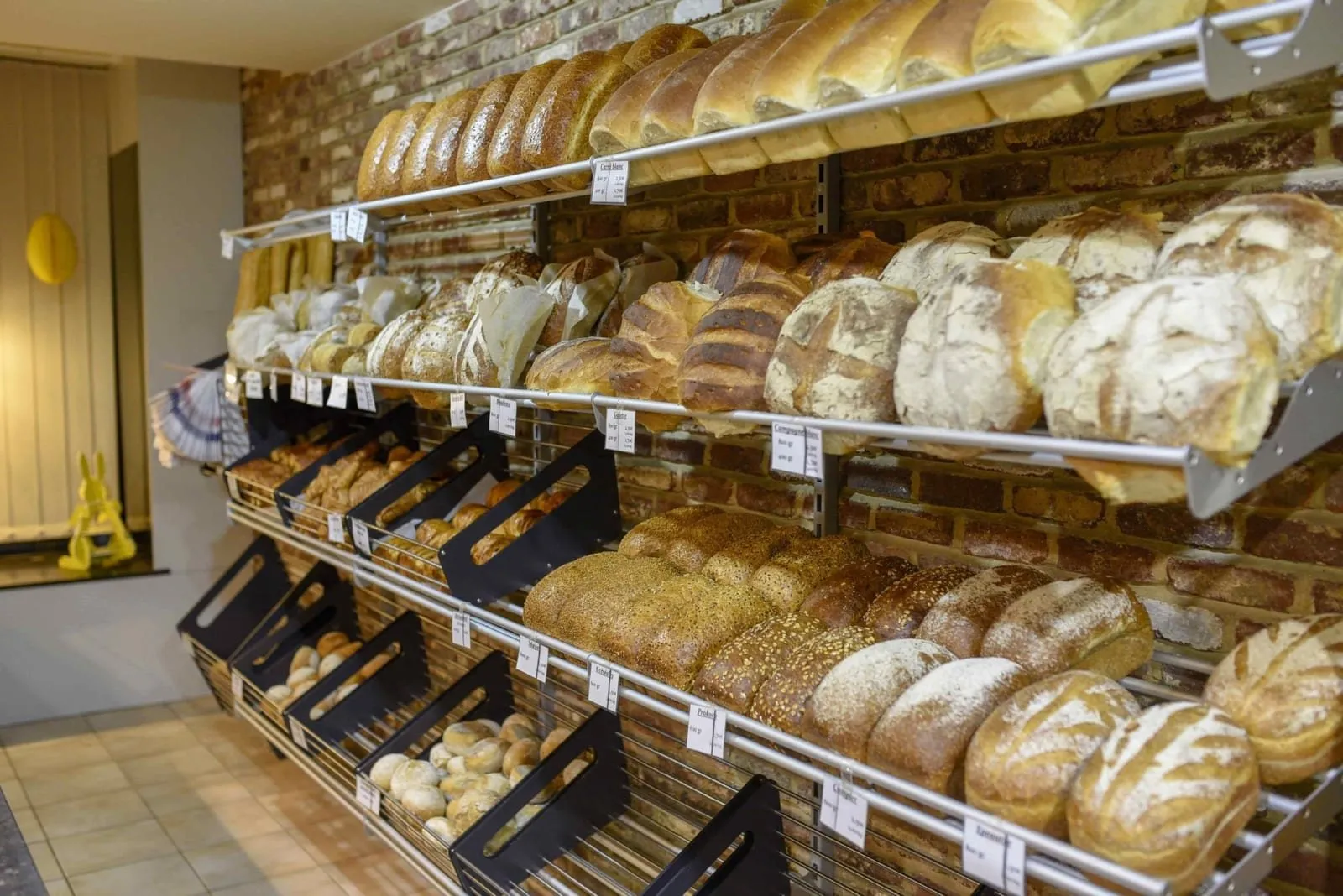 Étagères garnies de pains au levain