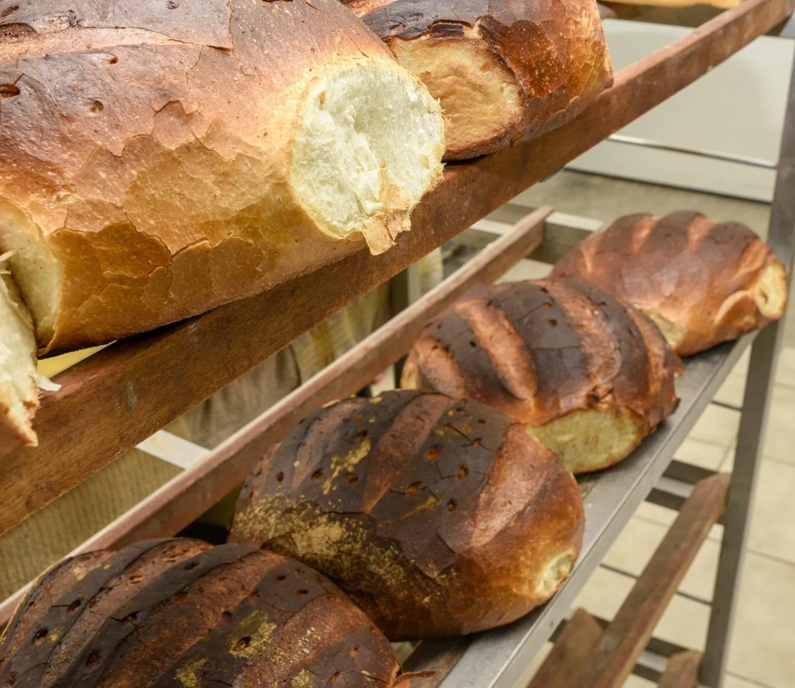 Zuurdesembroden op een rek uit de oven