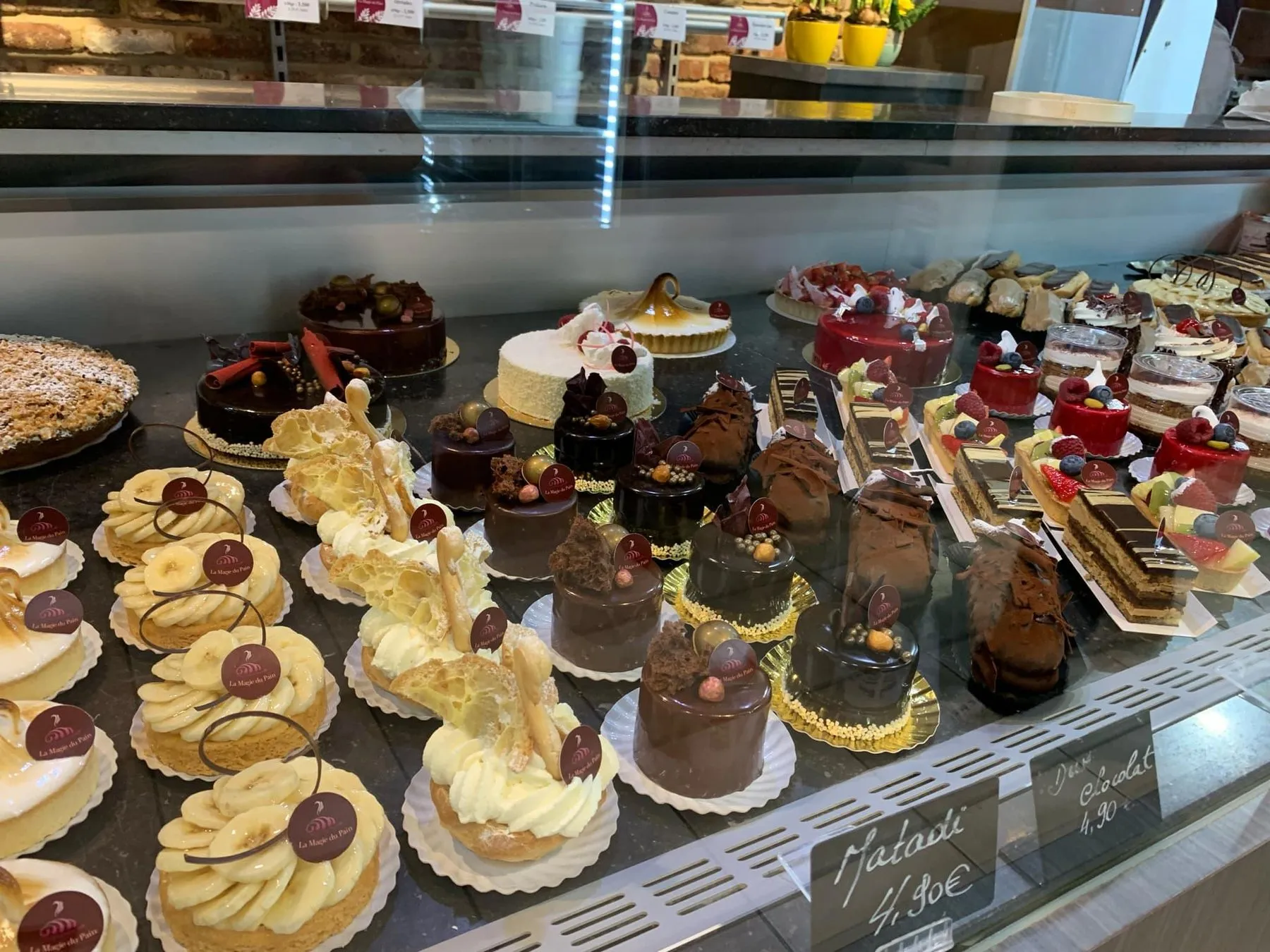 Gebakjes in de toonbank