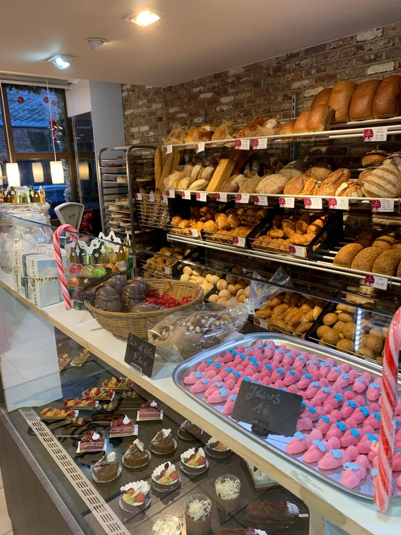 De winkel in Roux-Miroir met rekken vol brood