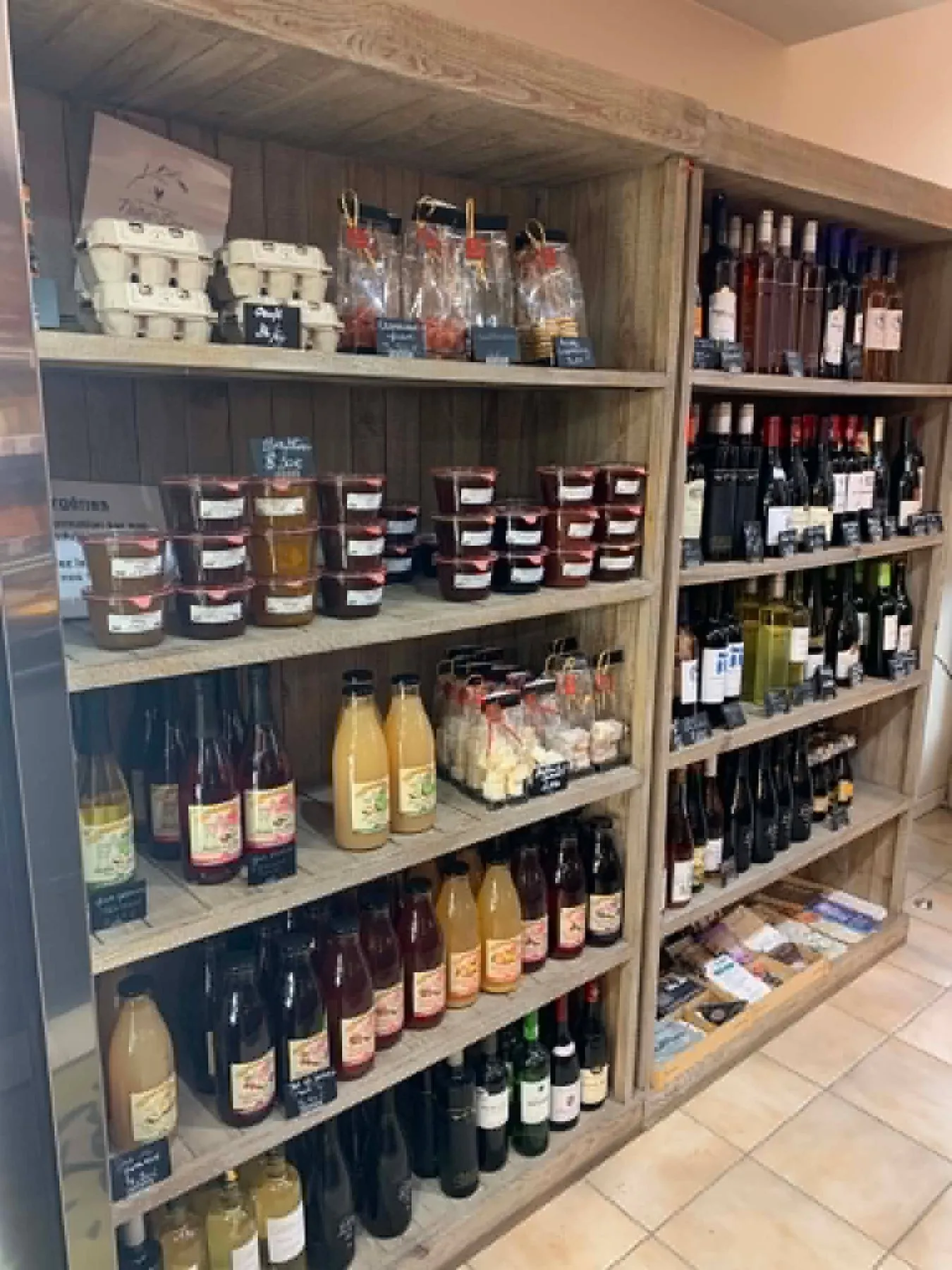 Les étagères de l’épicerie : vins, jus et confitures