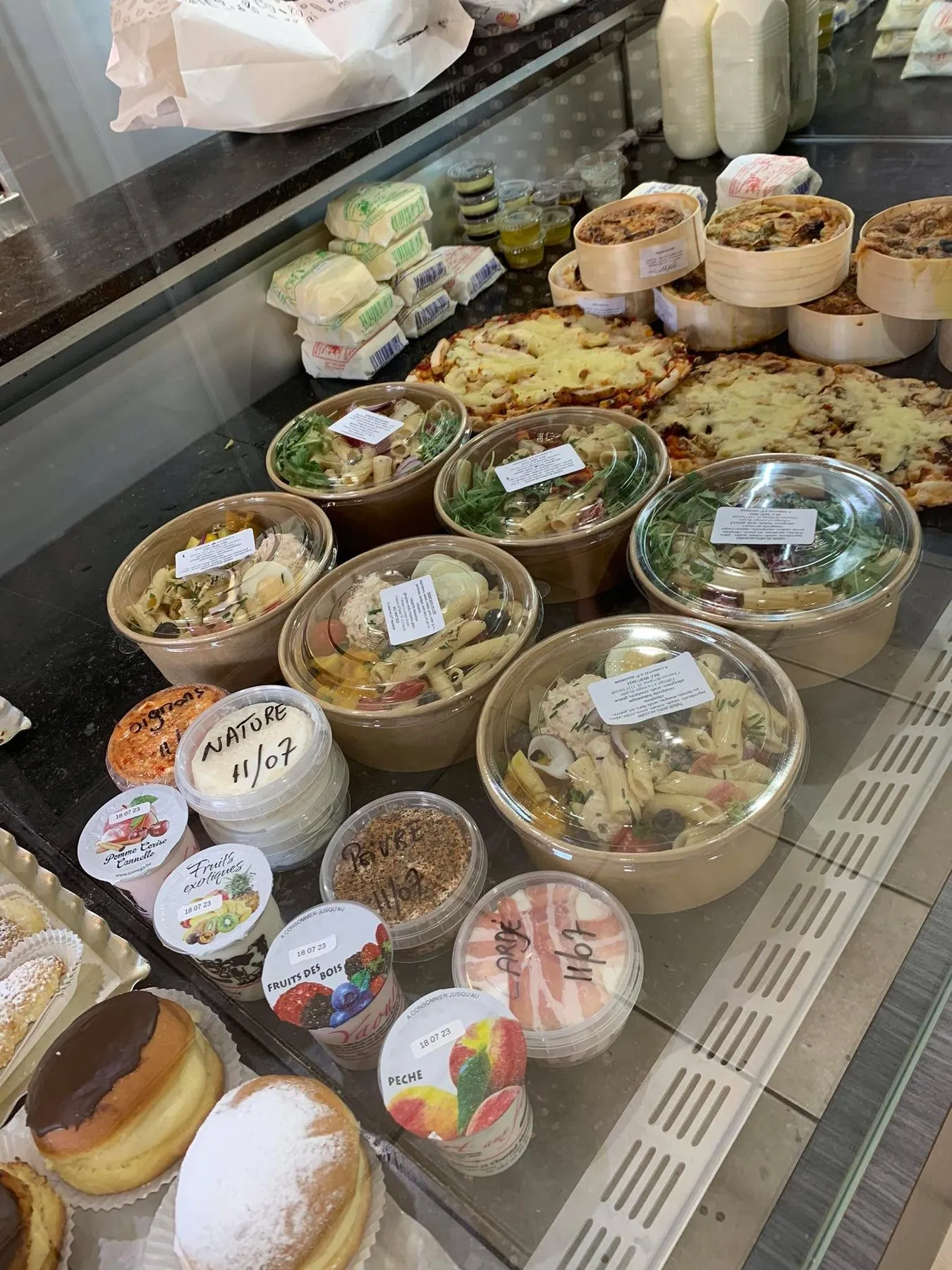 Salades et plats préparés en vitrine