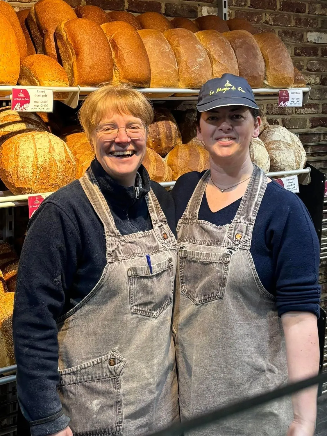 Sandrine en Sabrina, verkoopsters, voor het brood