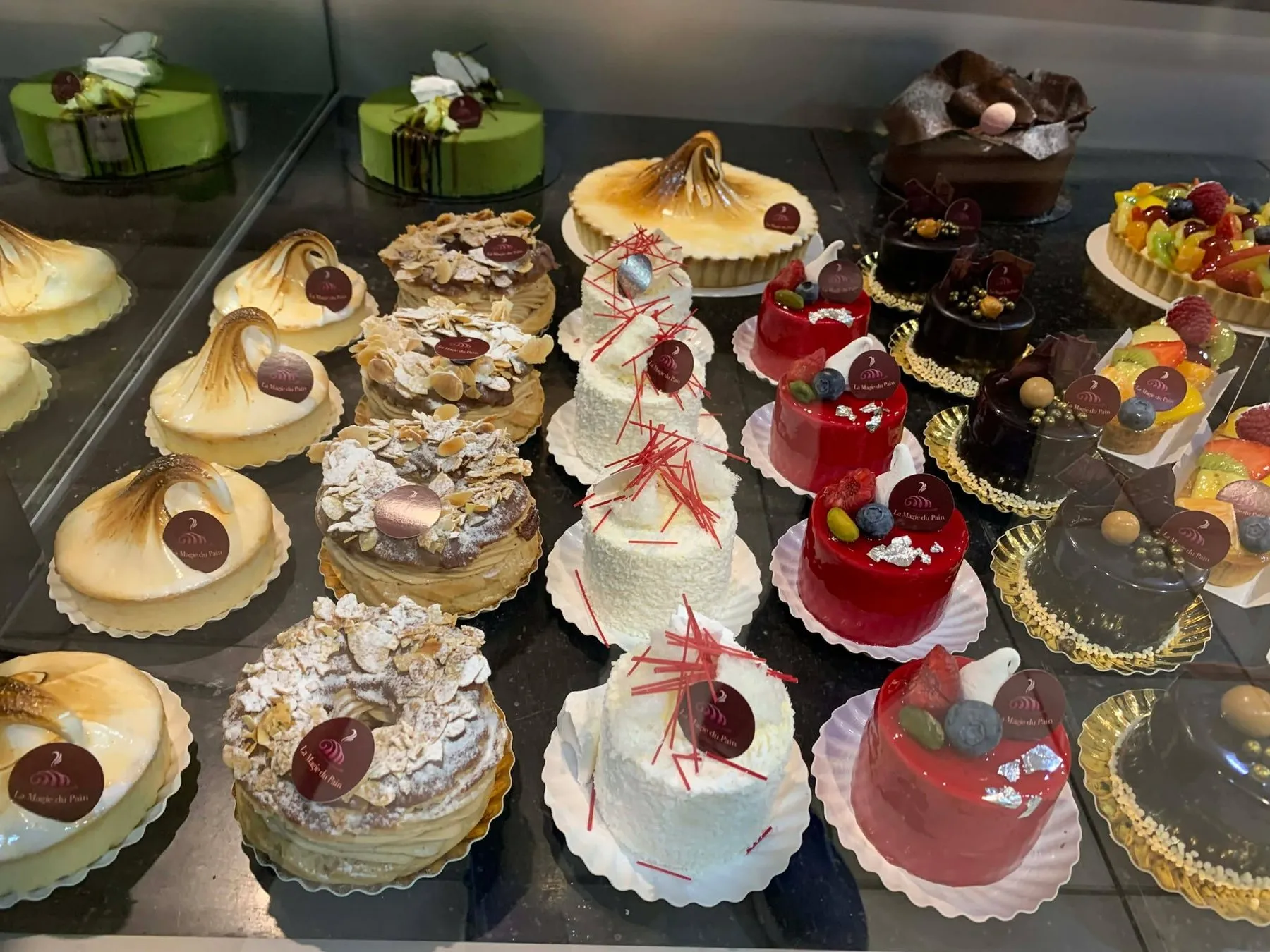Toonbank met kleurrijke gebakjes